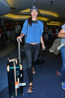 Alessandra Ambrosio feet photo thumbnail