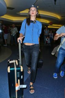 Alessandra Ambrosio feet photo thumbnail