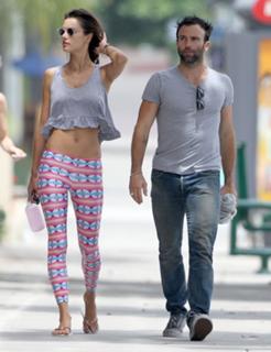 Alessandra Ambrosio feet photo thumbnail