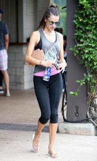 Alessandra Ambrosio feet photo thumbnail