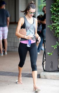 Alessandra Ambrosio feet photo thumbnail