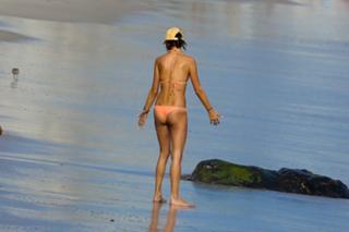 Alessandra Ambrosio feet photo thumbnail