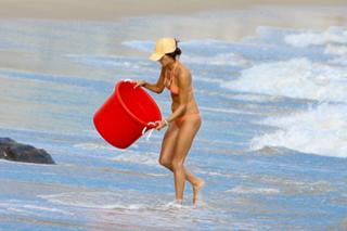 Alessandra Ambrosio feet photo thumbnail