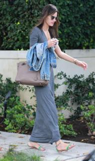 Alessandra Ambrosio feet photo thumbnail