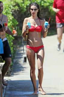 Alessandra Ambrosio feet photo thumbnail