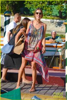 Alessandra Ambrosio feet photo thumbnail