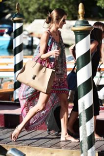 Alessandra Ambrosio feet photo thumbnail