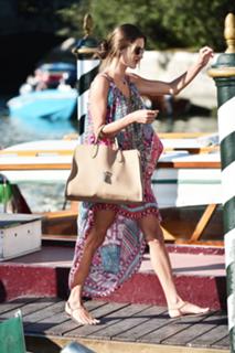 Alessandra Ambrosio feet photo thumbnail