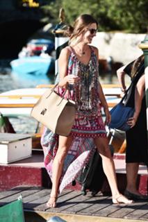 Alessandra Ambrosio feet photo thumbnail