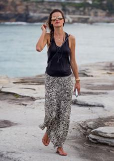 Alessandra Ambrosio feet photo thumbnail