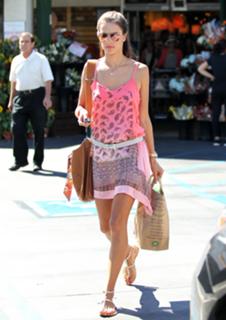 Alessandra Ambrosio feet photo thumbnail