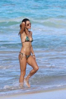 Alessandra Ambrosio feet photo thumbnail