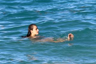 Alessandra Ambrosio feet photo thumbnail