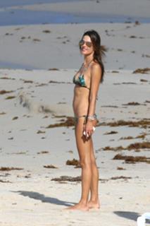 Alessandra Ambrosio feet photo thumbnail