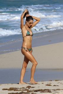 Alessandra Ambrosio feet photo thumbnail