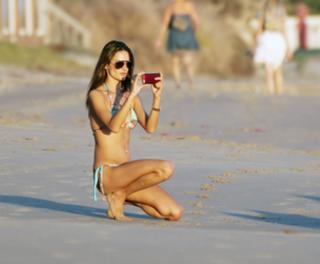 Alessandra Ambrosio feet photo thumbnail