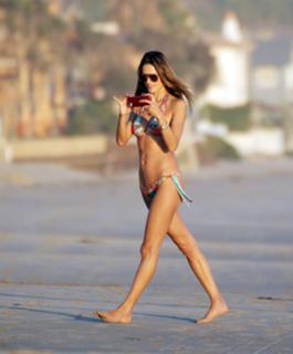 Alessandra Ambrosio feet photo thumbnail