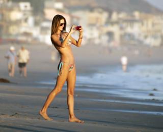 Alessandra Ambrosio feet photo thumbnail