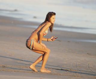 Alessandra Ambrosio feet photo thumbnail