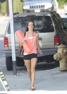 Alessandra Ambrosio feet photo thumbnail