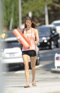 Alessandra Ambrosio feet photo thumbnail