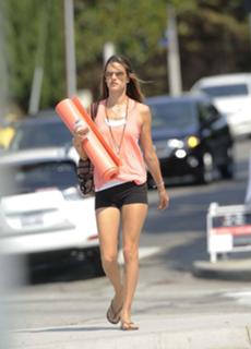 Alessandra Ambrosio feet photo thumbnail