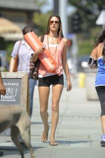 Alessandra Ambrosio feet photo thumbnail