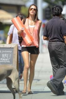 Alessandra Ambrosio feet photo thumbnail