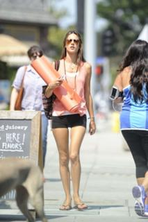 Alessandra Ambrosio feet photo thumbnail