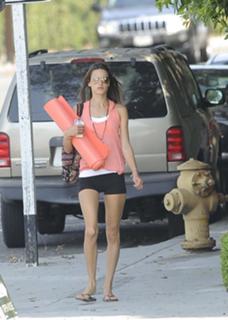 Alessandra Ambrosio feet photo thumbnail