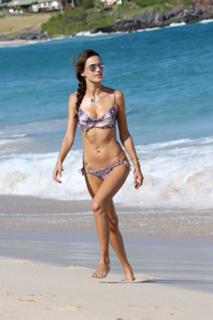 Alessandra Ambrosio feet photo thumbnail