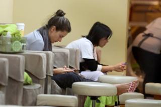 Alessandra Ambrosio feet photo thumbnail