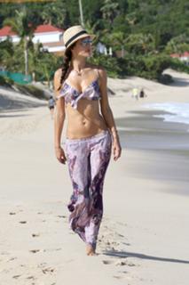 Alessandra Ambrosio feet photo thumbnail