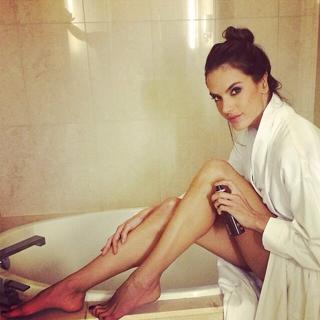 Alessandra Ambrosio feet photo thumbnail