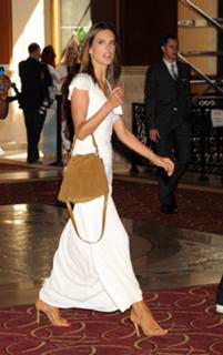 Alessandra Ambrosio feet photo thumbnail