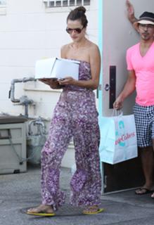 Alessandra Ambrosio feet photo thumbnail