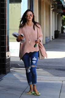 Alessandra Ambrosio feet photo thumbnail