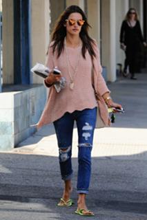 Alessandra Ambrosio feet photo thumbnail