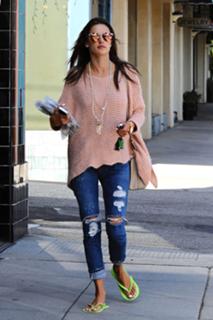 Alessandra Ambrosio feet photo thumbnail