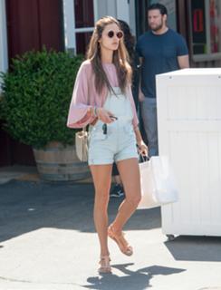 Alessandra Ambrosio feet photo thumbnail