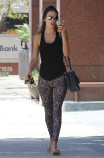 Alessandra Ambrosio feet photo thumbnail