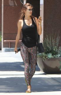 Alessandra Ambrosio feet photo thumbnail