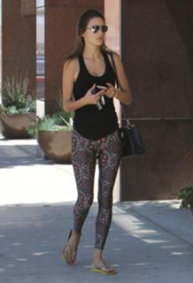 Alessandra Ambrosio feet photo thumbnail