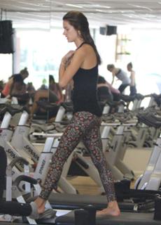 Alessandra Ambrosio feet photo thumbnail