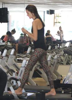 Alessandra Ambrosio feet photo thumbnail