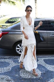 Alessandra Ambrosio feet photo thumbnail