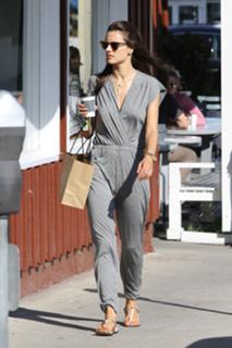 Alessandra Ambrosio feet photo thumbnail