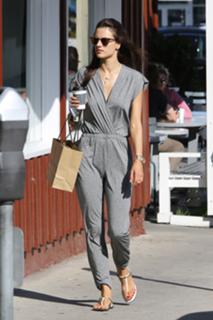 Alessandra Ambrosio feet photo thumbnail