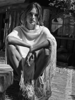 Alessandra Ambrosio feet photo thumbnail