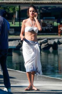 Alessandra Ambrosio feet photo thumbnail